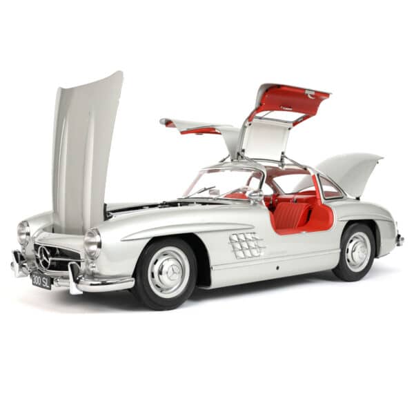 IXO Mercedes 300 SL Gullwing 1:8 Scale Model Kit | Diecast Metal